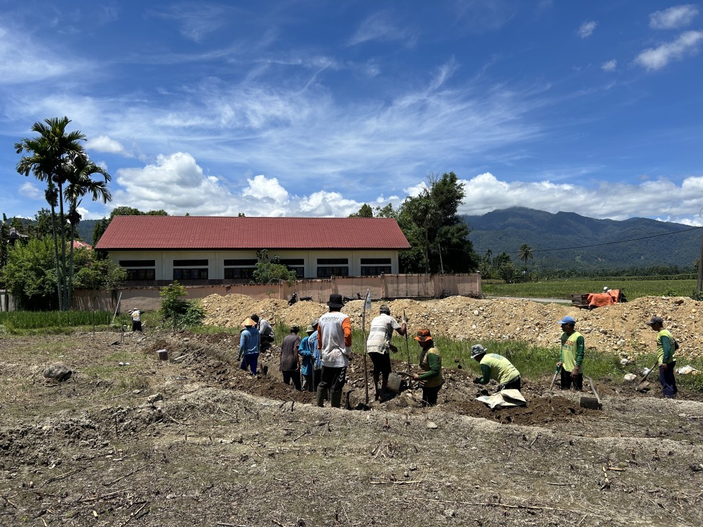 Gotong Royong Penimbunan dan buka saluran air buat Gedung KDMP Syariah Gampong Blang Miroe